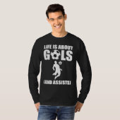 Life Is About Goals And Assists Soccer Player Tシャツ (正面フル)