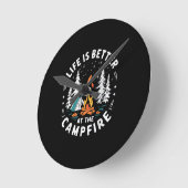 Life is Better at The Campfire Funny Camping ラウンド壁時計 (傾斜)