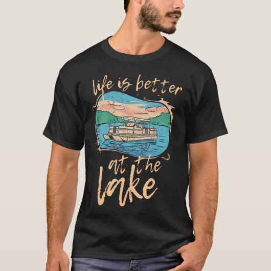 Life Is Better At The Lake Funny Pontoon Boat Capt Tシャツ (正面)