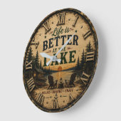 Life Is Better at the Lake House  ラージ壁時計 (傾斜)