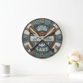 Life Is Better at the Lake Paddle Cabin Lodge ラージ壁時計 (ホーム)