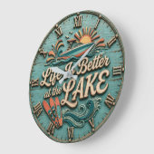 Life Is Better at the Lake Speedboat Lake House ラージ壁時計 (傾斜)