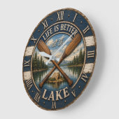 Life Is Better at the Mountain Lake Cabin ラージ壁時計 (傾斜)