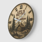 Life Is Better in the Mountains Rustic Cabin ラージ壁時計 (傾斜)