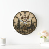 Life Is Better in the Mountains Rustic Cabin ラージ壁時計 (ホーム)
