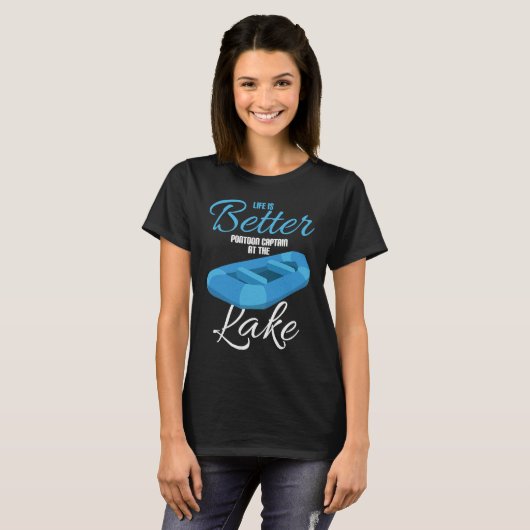 Life Is Better Pontoon Captain At The Lake Tシャツ (正面フル)