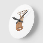 Life Is Better With a Cat – Cute Cat Lover Design ラウンド壁時計 (傾斜)