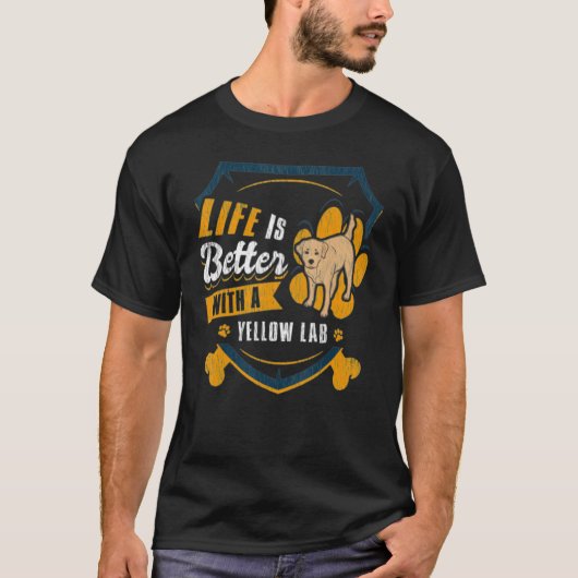 Life Is Better With A Yellow Lab Dog Owner Tシャツ (正面)