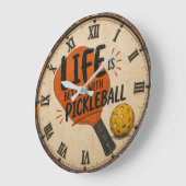 Life Is Better With Pickleball Paddle ラージ壁時計 (傾斜)