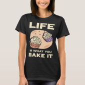 Life is what you bake it Kitchen Cake Hobby Quote Tシャツ (正面)