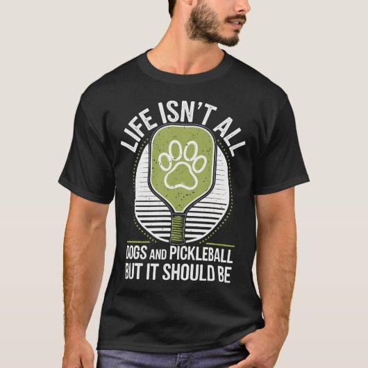Life Isn'T All Dogs And Pickleball Funny Pickle Ba Tシャツ (正面)