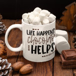 Life Occuesチョコレートカ救済おもしろい引用文 コーヒーマグカップ<br><div class="desc">タイポグラフィおもしろいライフと楽しむこの高揚感のあるデザインと引用文時にチョコ救済コは、ハートと小さな正方形のモチーフと黒と茶色のミックスで起こる。</div>