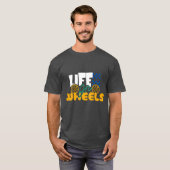 「Life on Wheels」文字のブラックTシャツ。 Tシャツ (正面フル)