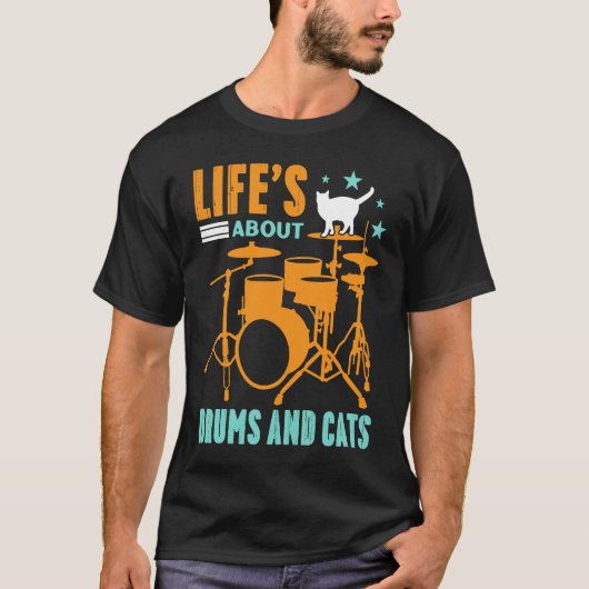 Life's About Drums And Cats Concert Gig Rhythm Ton Tシャツ (正面)