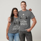 Lifting My Spirits Bodybuilding Skeleton Funny Gym Tシャツ (ユニセックス)