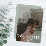 Light モダン Sage Photo結婚の日救付 招待状<br><div class="desc">フルブリードの縦写真と結婚タイポグラフィ、明るい緑の色のバックを備えた日付カードを保存しますモダン。 Save the Date Cardsを使用しモダンて、あなたの来る日付を知らせなさい。すべての色をスタイルとテーマに合わせて変更結婚でき、紙の形状とサイズを切り替え違うることもできます。デザインツールを使用しカスタマイズて、この日付テンプレートを保存して、さらに好きな変更をもし行う。必要救済か？伝言を頼む</div>