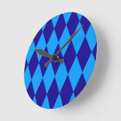 Light and Dark Blue Harlequin Diamonds Checkers ラウンド壁時計 (傾斜)