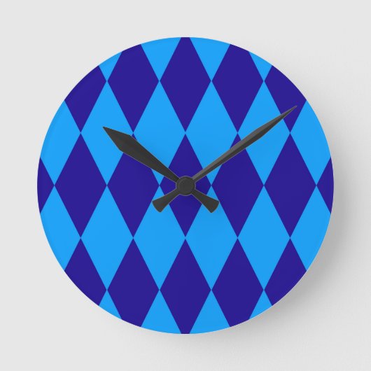 Light and Dark Blue Harlequin Diamonds Checkers ラウンド壁時計 (正面)
