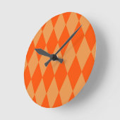 Light and Dark Orange Harlequin Diamonds Checkers  ラウンド壁時計 (傾斜)