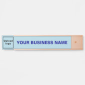 Light Blue Longのビジネス名とロゴぶら下がったズ サインプレート (正面)