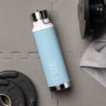 Light Blue Modern Typography Personalized ウォーターボトル<br><div class="desc">Trendy, vacuum insulated water bottle that features personalized name in white, modern typography on a light blue color background. Personalize bottle by editing name and replacing name with your own as desired. Perfect for a birthday gift, wedding groomsman gift, etc. Select your water bottle style. Available in many, trendy color...</div>