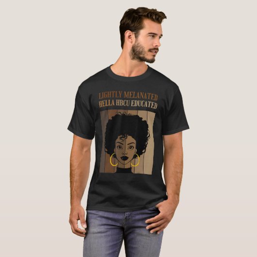 Lightly Melanated HBCU Educated Historical Black C Tシャツ (正面フル)