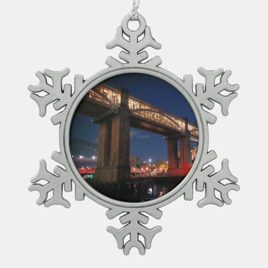 Lights under the bridge スノーフレークピューターオーナメント (正面)