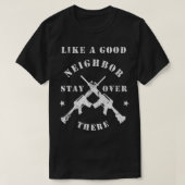 Like a Good Neighbor Stay Over There Funny Rifle Tシャツ (デザイン正面)