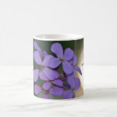 Lila Blüten mit Name コーヒーマグカップ (中央)