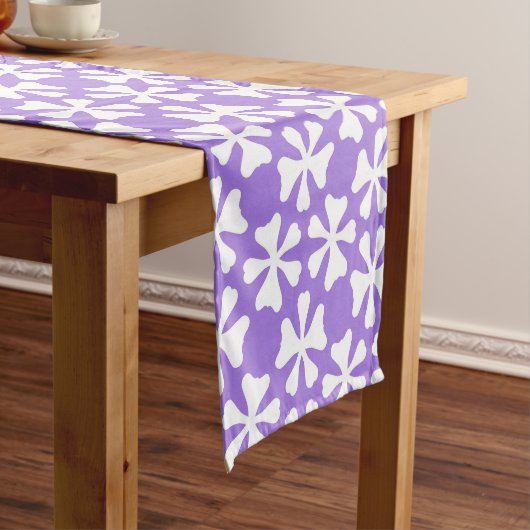 Lilac and White Modern Geometric Floral Pattern ショートテーブルランナー (インサイチュ)