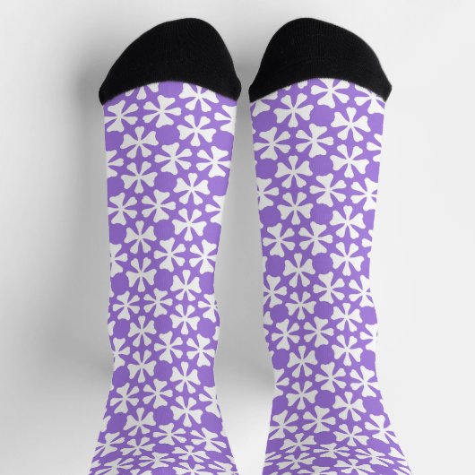 Lilac and White Modern Geometric Floral Pattern ソックス (上部)