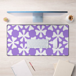 Lilac Purple and White Geometric Floral Pattern デスクマット