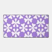 Lilac Purple and White Geometric Floral Pattern デスクマット (正面)