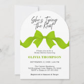 Lime Green Bow She's Tying the Knot Bridal Shower 招待状 (正面)