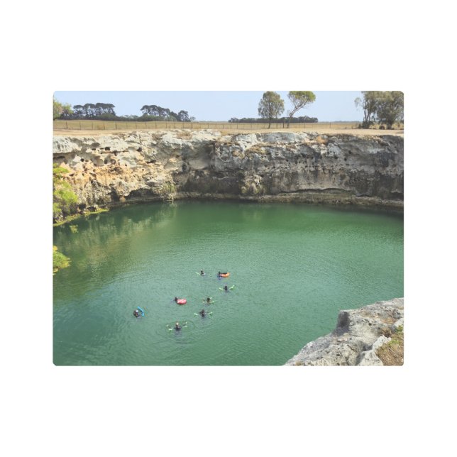 Limestone Cliffs and Emerald Waters  メタルプリント (正面)
