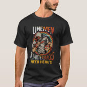 Lineman Because Quarterbacks Need Heroes Too Footb Tシャツ (正面)