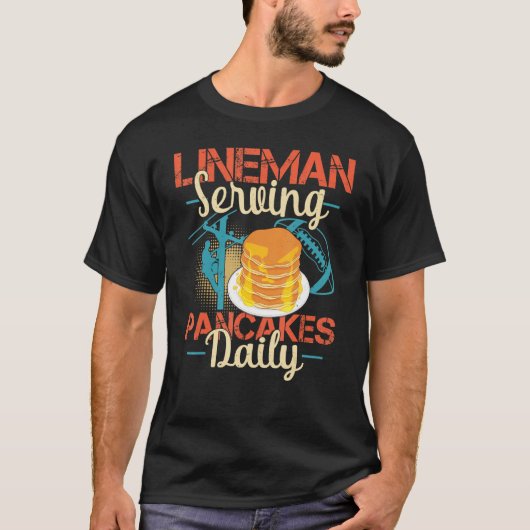 Lineman Serving Pancakes Funny Football Player Tシャツ (正面)