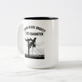 Lineman Silhouette Minimalist Electrical Worker  ツートーンマグカップ (正面左)