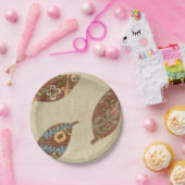 Linenテクスチ葉ャの背景に3つの ペーパープレート (パーティー)