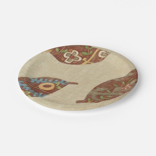 Linenテクスチ葉ャの背景に3つの ペーパープレート (アングル)