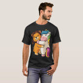 Lion hugging unicorn Hug Cuddle Animals retro Tシャツ (正面フル)