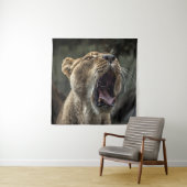 LIONESS YAWNING タペストリー (インサイチュ)