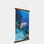 LionfishまたはPterois Miles、海リーフフィッシュ 吊り下げ型タペストリー (傾斜あり)