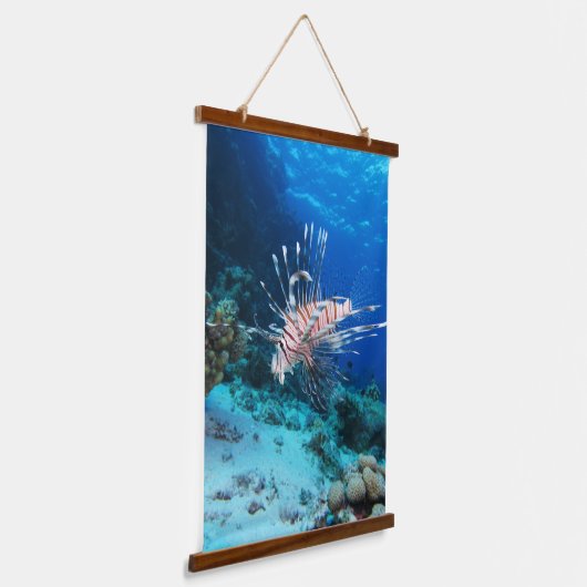 LionfishまたはPterois Miles、海リーフフィッシュ 吊り下げ型タペストリー (傾斜あり)