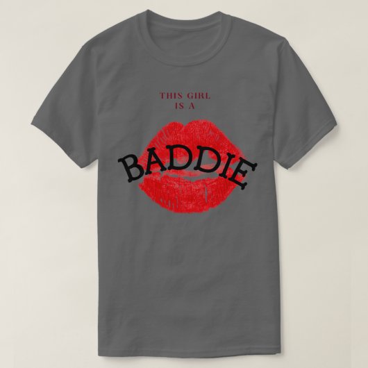 LipsファッションTこの女の子はBADEEである Tシャツ (デザイン正面)