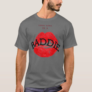LipsファッションTこの女の子はBADEEである Tシャツ