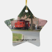 Litiz Pennaのクリスマスのオーナメントの赤い車掌車 セラミックオーナメント (裏面)