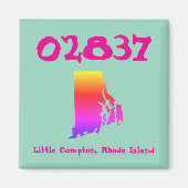Little Compton, RI Zip Code - 02837 Pride Rainbow マグネット (正面)