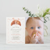 Little Croissant Pink Bow Girl Photo 1st Birthday 招待状 (スタンド正面)