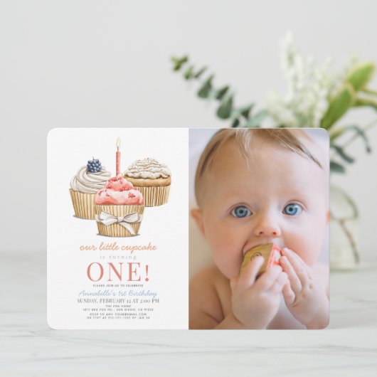 Little Cupcake Girl 1st Birthday Photo 招待状 (スタンド正面)